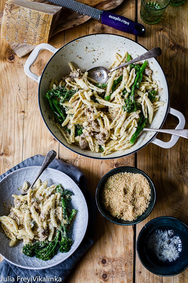 Cool Mom Eats weekly meal plan: Sausage and Broccoli Pasta with Herb and Garlic Breadcrumbs | Vinkalinka