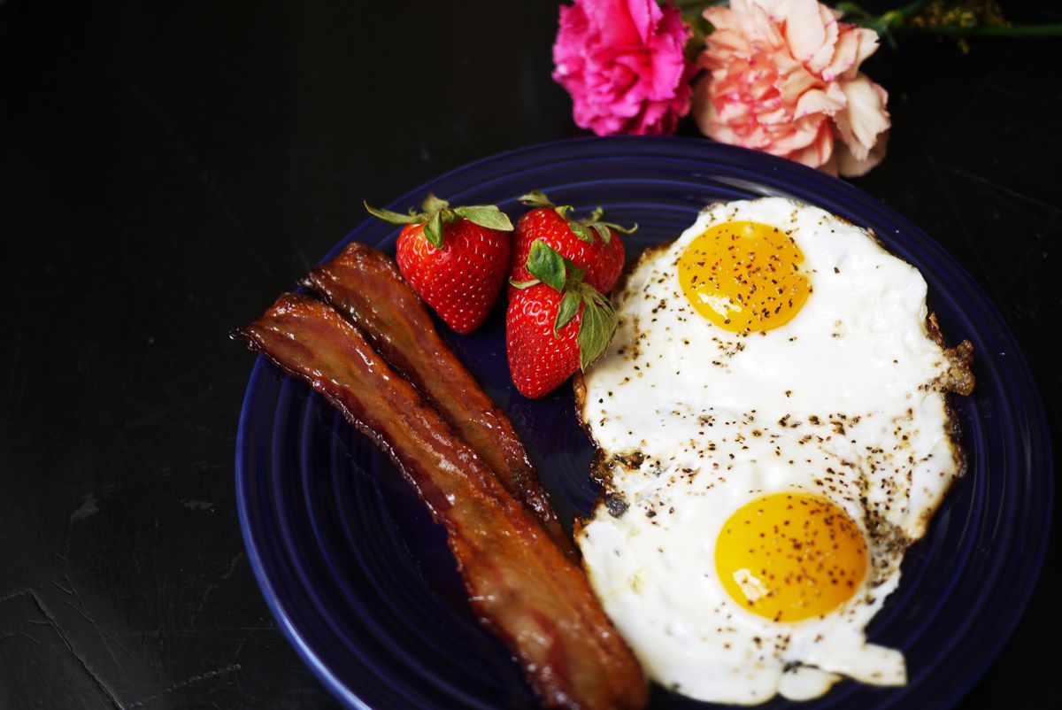 How to make Maple Glazed Bacon in the oven -- as in NO MESS! | Cool Mom Eats