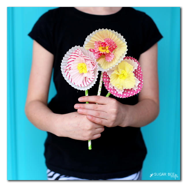 Flower crafts for kids: Cupcake liner flowers by Sugarbee Crafts