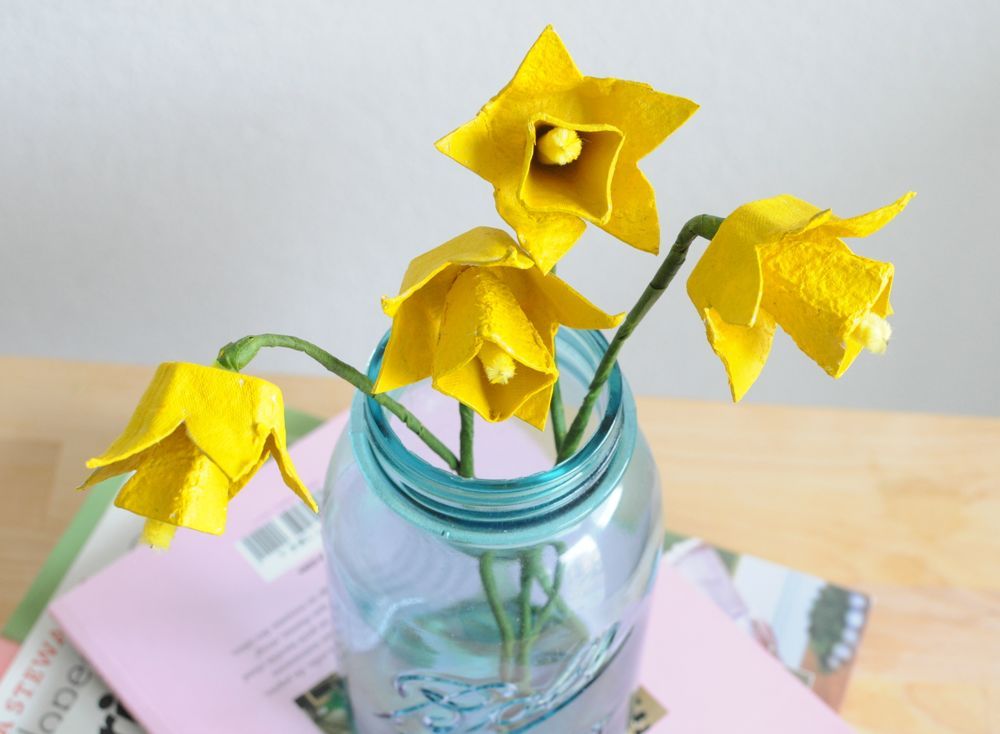 Flower crafts for kids: Egg Carton Daffodils by Teaspoon Living