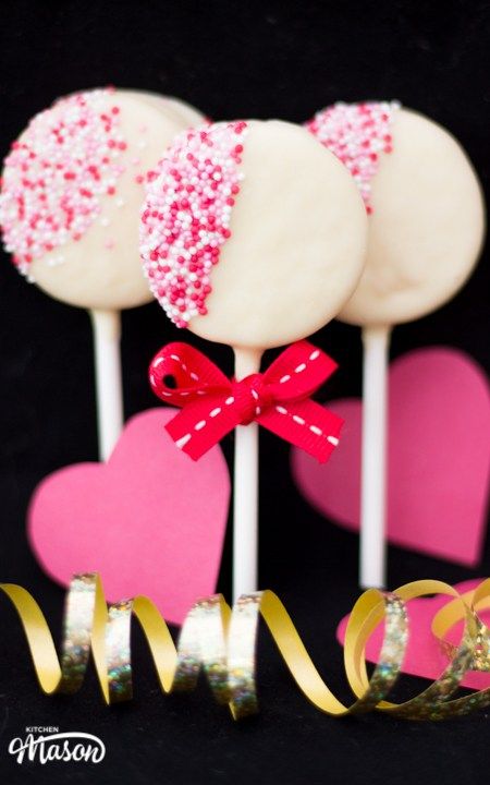 Last-minute Valentine's Day treats: Can't go wrong with these Easy Valentine's Day Oreo Pops at Kitchen Mason. 