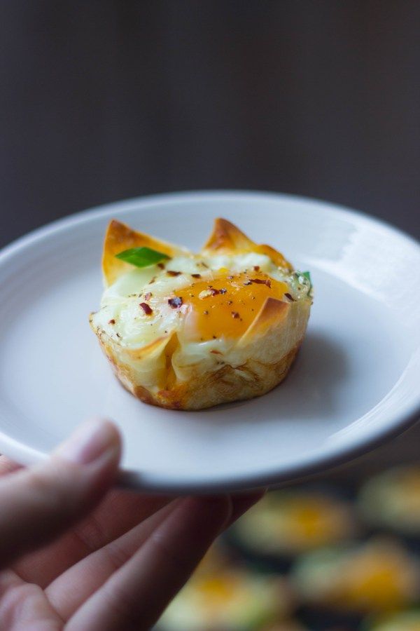 Prep ahead holiday breakfasts: These Cheesy Wonton Breakfast Cups are perfect for busy holiday mornings--or any morning for that matter. | The Gourmet RD