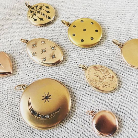 Personalized keepsake jewelry for mom: Vintage keepsake lockets | Luna & Stella