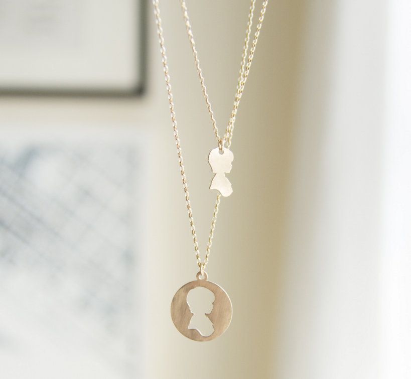 Personalized keepsake jewelry for mom: Mother daughter silhouette necklace set | Le Papier Studop