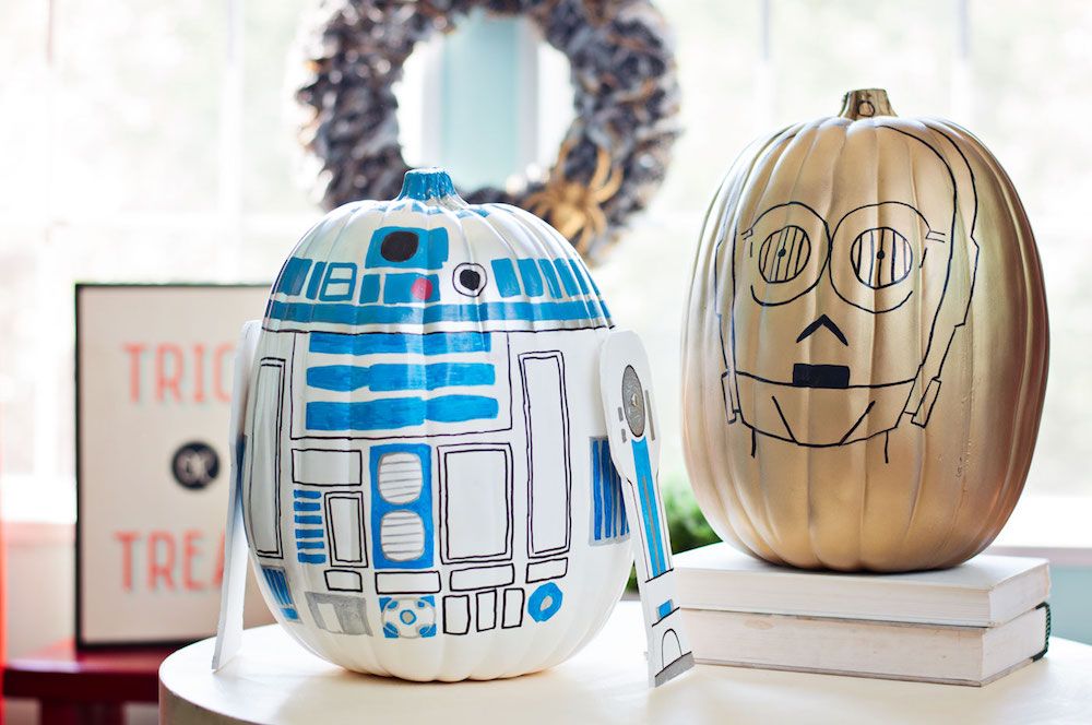 Our favorite droid friends, now in festive pumpkin form. Thanks to DIY Candy for these R2 D2 Star Wars Pumpkins. 