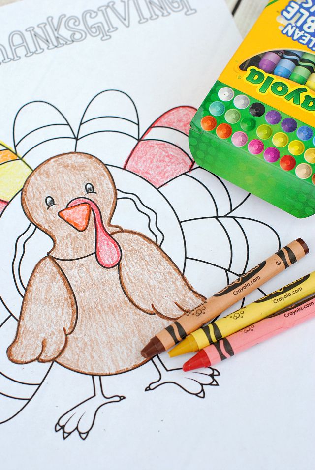 Free Thanksgiving printables: Can't go wrong with these Thanksgiving Coloring Pages from Crazy Little Projects. So cute!