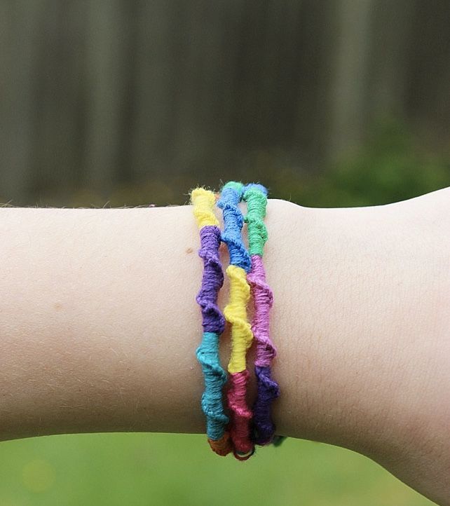DIY friendship bracelet patterns: Loving the unique look of these Chinese Ladder Friendship Bracelets, especially for younger kids. | Design Dazzle