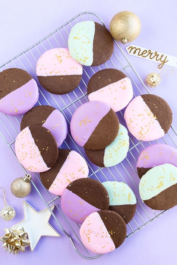 So pretty and crazy easy color dipped gingerbread cookies | Studio DIY
