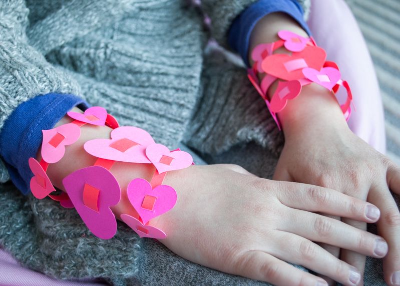 Easy Valentine's Day crafts for kids: How fun are these Paper Heart Bracelets at Merriment Design? 