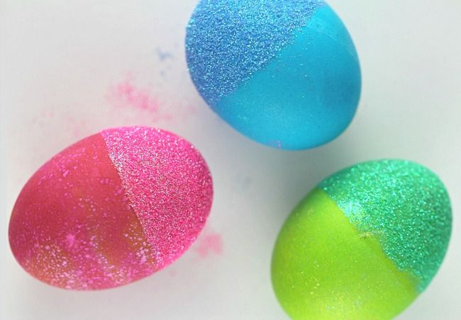 Easter egg decorating ideas: Glitter dipped Easter egg DIY at Frugal Mom Eh