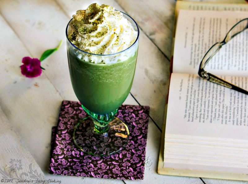 Starbucks copycat recipes: I'm loving the look of this decadent Green Tea Frappucino from Sandra's Easy Cooking. 
