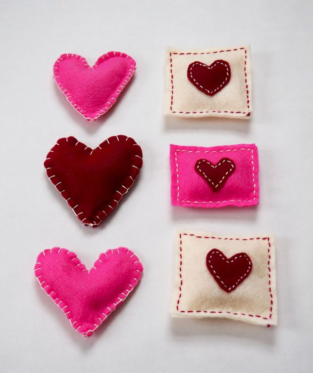 Easy Valentine's Day crafts for kids: Fun crafting and such a sweet result with these Hand Warmers for Valentine's Day at Popcorn and Chocolate. 