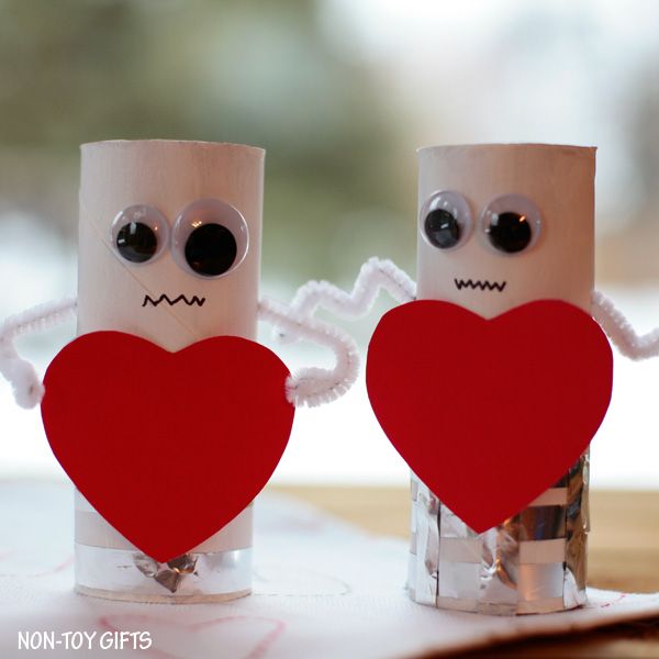 Easy Valentine's Day crafts for kids: Love these quirky Heart Robots from Non-Toy Gifts. 