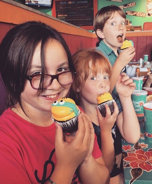 Easy last-minute birthday party ideas: Grab some friends and go eat at a fun, entertaining restaurant (preferably with karaoke or cupcakes)