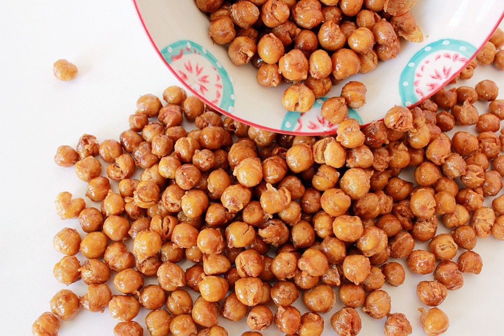 Foods that help sleep: These Maple Roasted Chickpeas look so yummy and are a great source of tryptophan! Who knew?! | Maple Roasted Chick Peas at Crave the Good