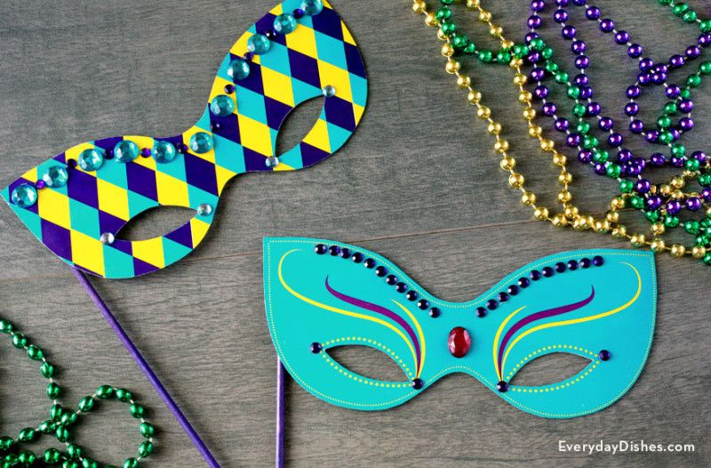 DIY Mardi Gras masks for kids: Free printable Mardi Gras Masks from Everyday Dishes plus beads!