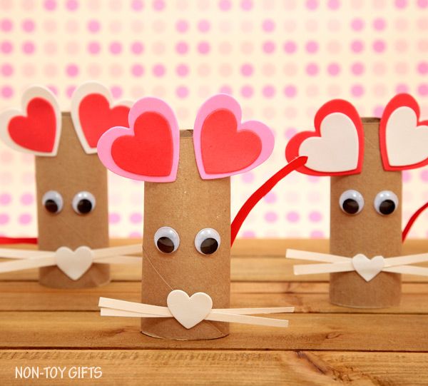 Easy Valentine's Day crafts for kids: Can't go wrong with these adorable Paper Roll Heart Mouse Crafts at Non-Toy Gifts.