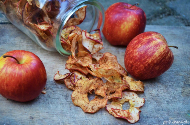 No-sugar-added after school snacks: No need to get fancy. You probably already have everything you need for these lovely Apple Chips at Peckish Me.