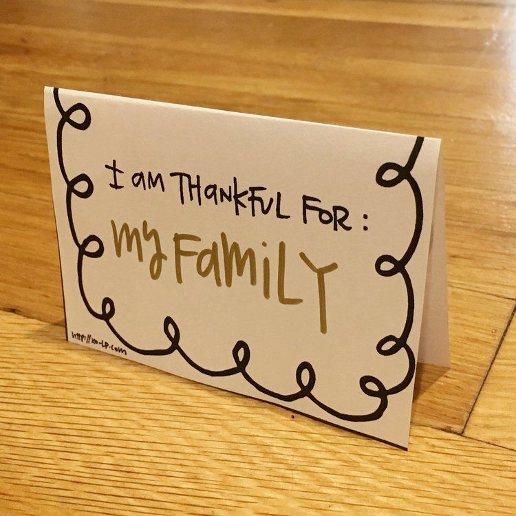Free Thanksgiving printables: Have people write in what they're thankful for on these Thanksgiving Printable Placecards from XO LP. 