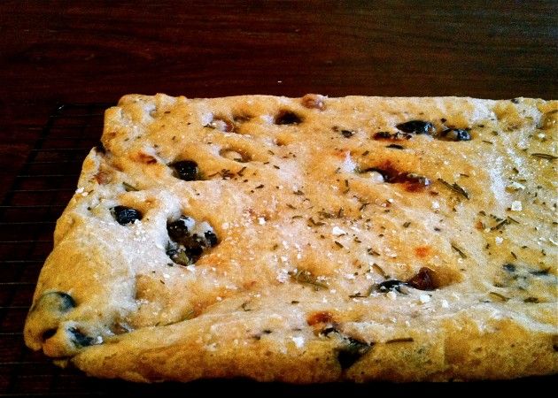 Gluten-free Thanksgiving recipes: This Gluten-Free, Dairy-Free, Egg-Free Sun-Dried Tomato and Olive Focaccia is a crowd pleaser, even if you have several food allergies to avoid. | Silvana's Kitchen