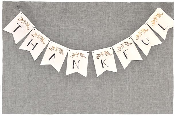 Free Thanksgiving printables: Love this simple, pretty Thanksgiving Leaf Banner from Smitten on Paper!