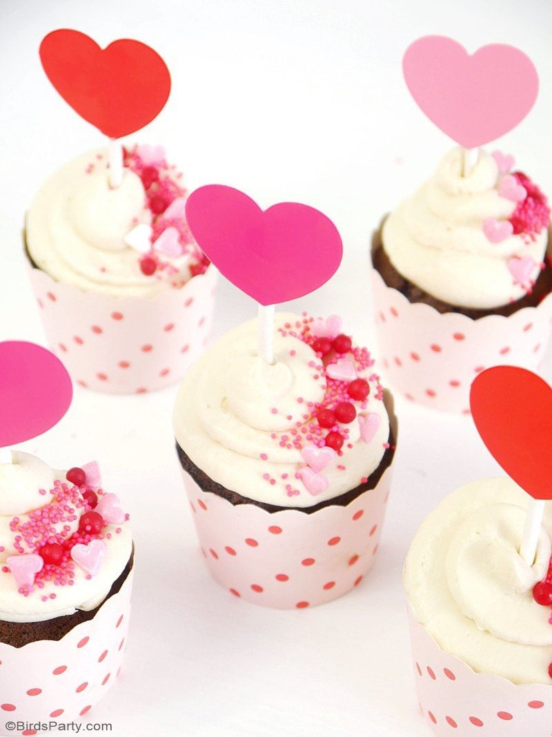 Last-minute Valentine's Day gifts: I've never met a mascarpone icing I didn't like! Check out these Chocolate Cupcakes with Mascarpone Frosting at Bird's Party.
